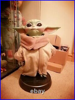 IN HANDSideshow Collectables The Child Baby Yoda / The Mandalorian