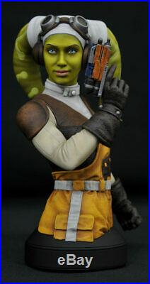 Star Wars Celebration Chicago 2019 Hera Syndulla Bust by Gentle Giant in hand