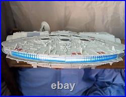 Star Wars Millennium Falcon Hasbro Europe C-2604A Plastic Ship Display 28