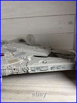 Star Wars Millennium Falcon Hasbro Europe C-2604A Plastic Ship Display 28